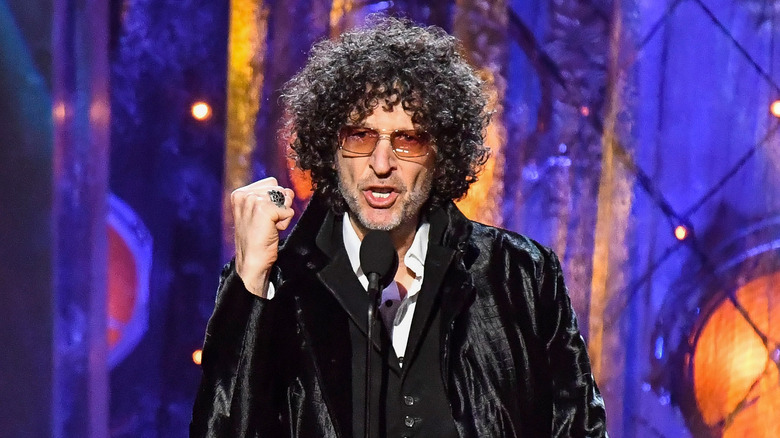 Howard Stern sur scène lors de la cérémonie d'intronisation au Rock and Roll Hall of Fame