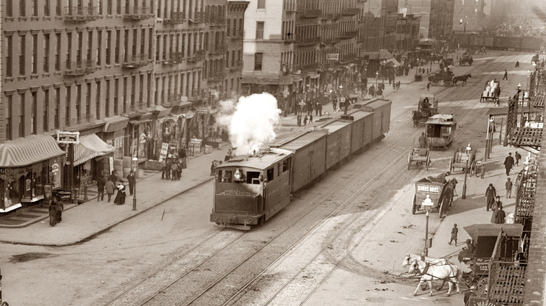 Train sur la 11e Avenue