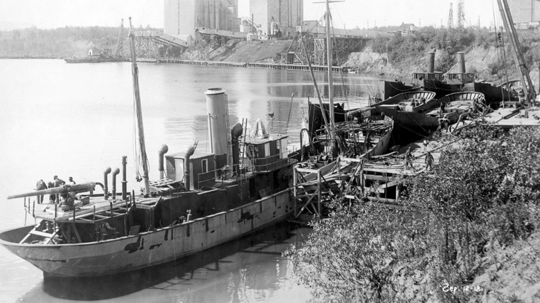 L'équipage d'un dragueur de mines français -- probablement le Cerisoles, Inkerman ou Sébastopol -- à bord du navire lors d'un essai sur le lac Supérieur, au large de Fort William, Ontario, le 21 novembre 1918