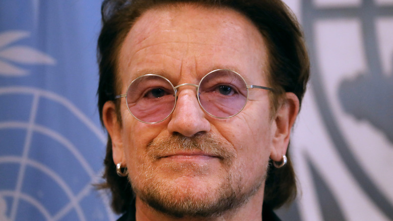 Bono avec des lunettes rondes