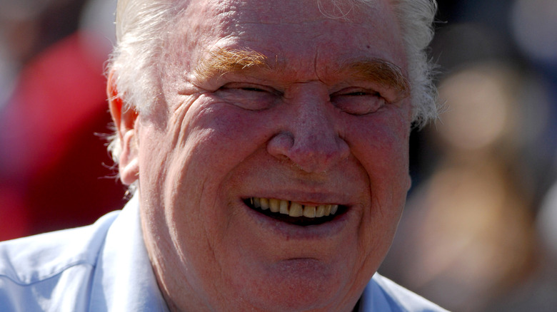 John Madden souriant