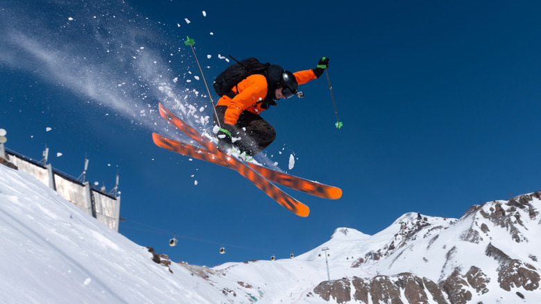 Skieur sautant d'une pente