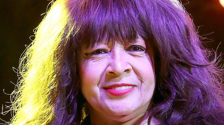 Ronnie Spector souriante