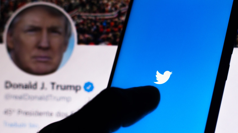 Profil Twitter de Donald Trump utilisant un téléphone mobile