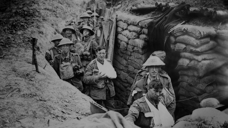 Troupes britanniques dans les tranchées de la Première Guerre mondiale