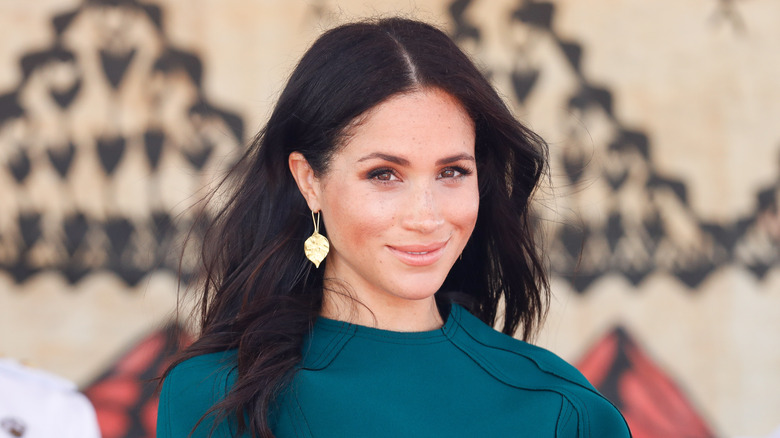 Meghan Markle souriante regardant la caméra