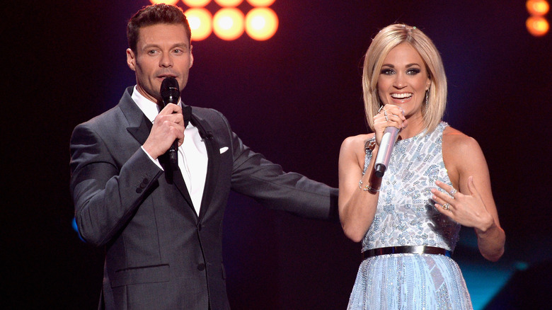 Ryan Seacrest et Carrie Underwood animant American Idol