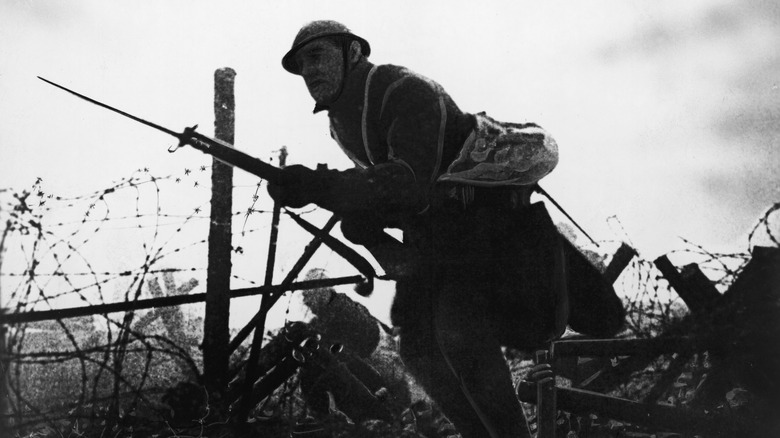 Soldat avec baïonnette dans le No Man's Land pendant la Première Guerre Mondiale