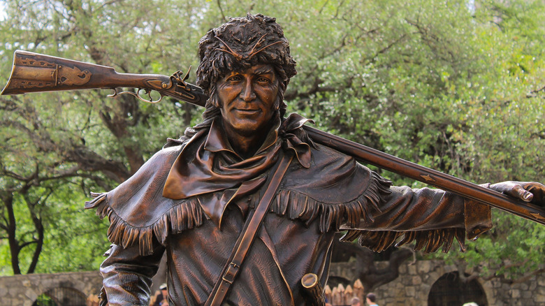 Statue de Davy Crockett avec son fusil