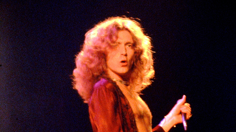 Robert Plant se produisant avec Led Zeppelin en 1977