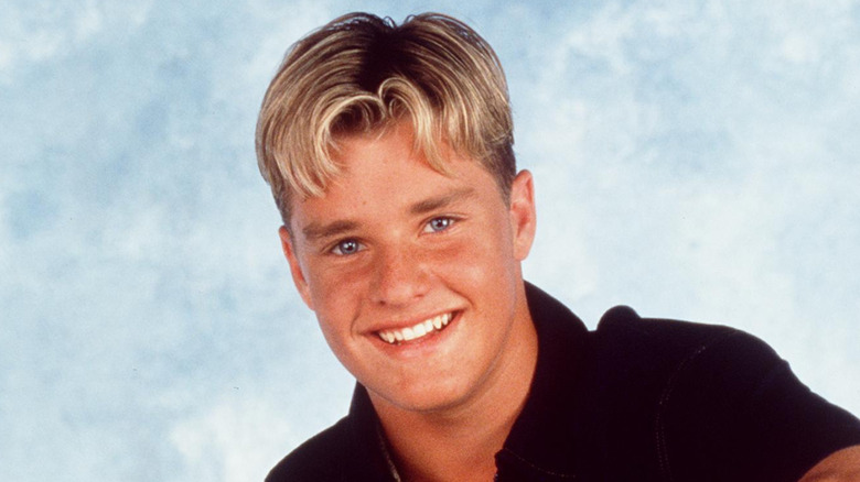 Zachery Ty Bryan sourit pour une photo