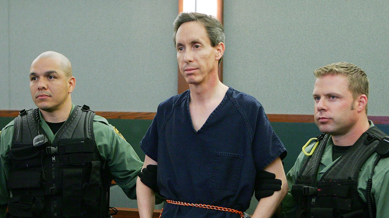 Warren Jeffs devant le tribunal, menotté et gardé par deux policiers