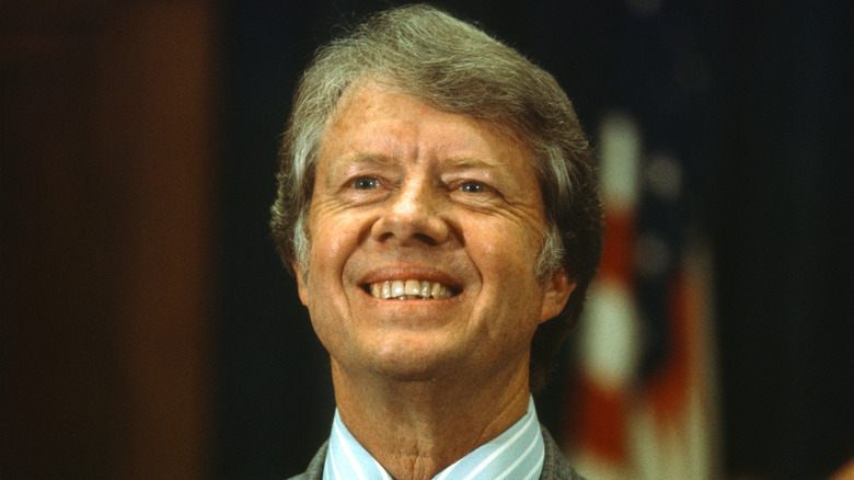 Jimmy Carter souriant en costume