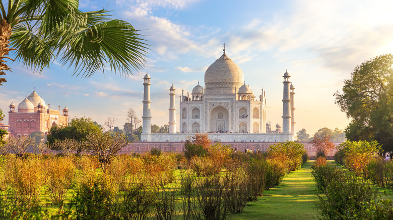 Taj Mahal avec de beaux jardins