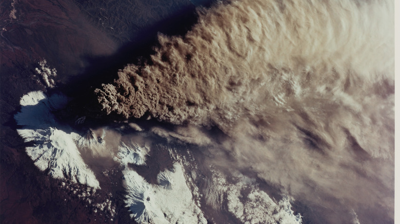 Image d'une éruption volcanique avec des nuages de cendres