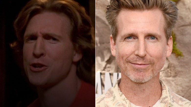 Josh Meyers sur le thème de That '70s Show, sourire discret, cheveux hérissés, barbe de quelques jours dans les années 2020