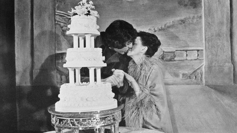 Mickey Deans et Judy Garland s'embrassant devant un gâteau de mariage