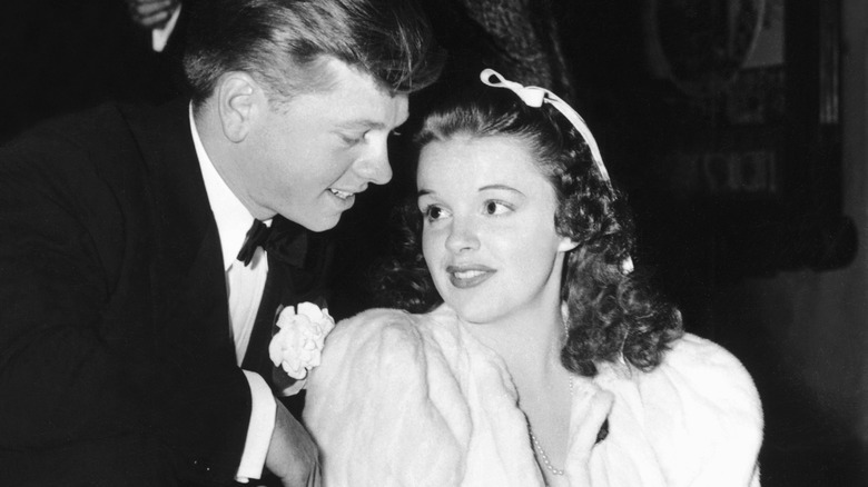 Mickey Rooney et Judy Garland, tous deux souriants