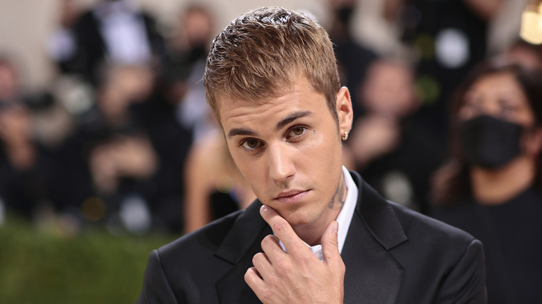 Justin Bieber posant de manière réfléchie au Met Gala