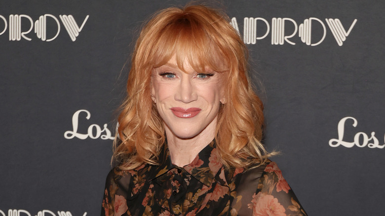 Kathy Griffin portant un chemisier à fleurs et souriante