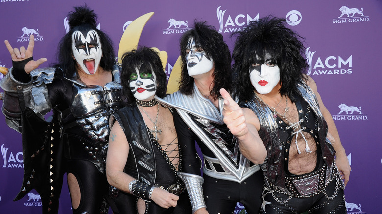 Le groupe de rock KISS posant pour une photo aux Country Music Awards en 2012