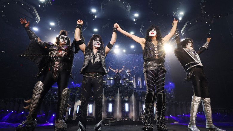 KISS posant pour la foule lors de leur dernier concert au Madison Square Garden en 2023