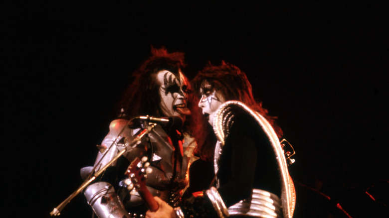 Gene Simmons essayant de lécher Ace Frehley sur scène en 1977