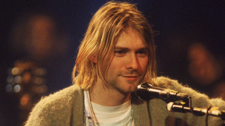 Kurt Cobain souriant lors de l'enregistrement de MTV Unplugged