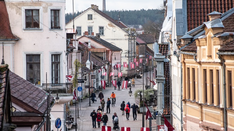 rue bondée à Kuldiga, Lettonie