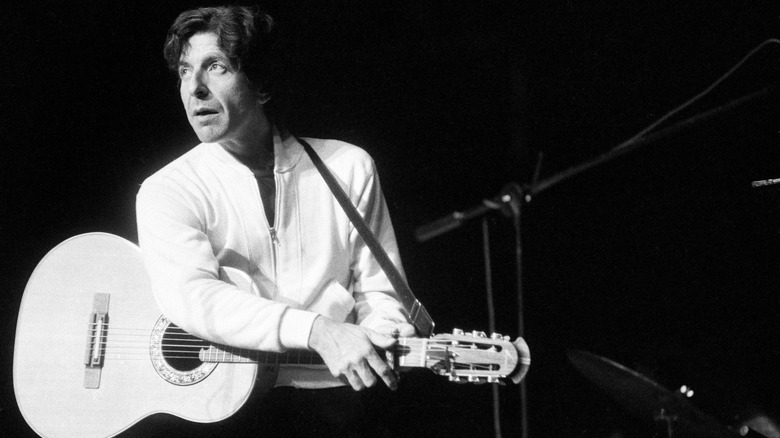 Leonard Cohen jouant de la guitare