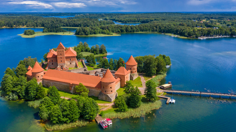 Château de Trakai entouré d'eau bleue