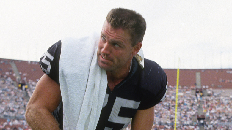 Howie Long se reposant sur la touche