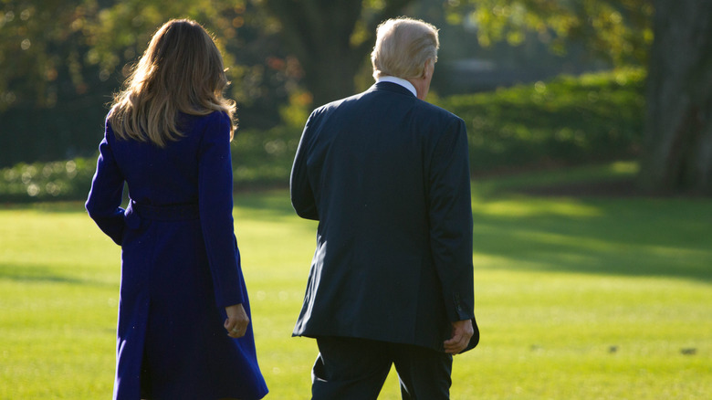 Donald et Melania Trump marchant loin de la caméra