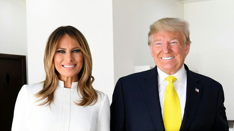 Donald et Melania Trump côte à côte avec des sourires forcés