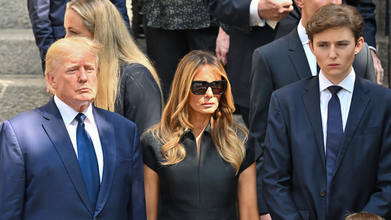 Donald, Melania, et Barron Trump tristes après un enterrement