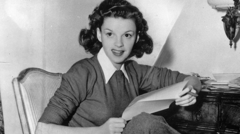 Judy Garland assise et posant