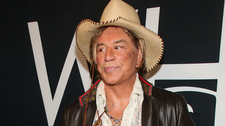 Mickey Rourke portant un chapeau de cowboy sur le tapis rouge lors d'une première de film