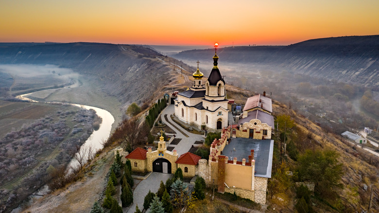 Monastère en Moldavie sur une haute montagne