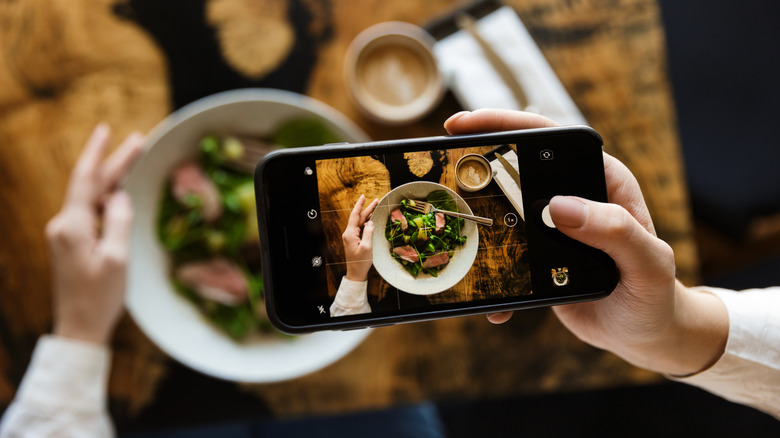 repas noté avec un téléphone