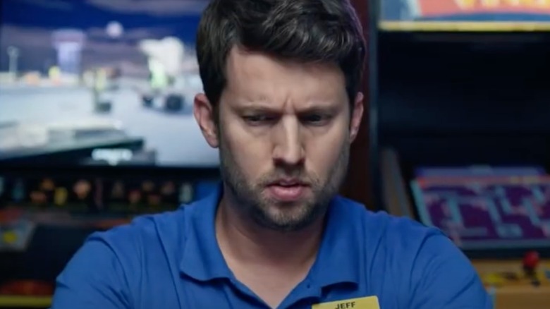 Jon Heder regardant vers le bas dans When Jeff Tried to Save the World