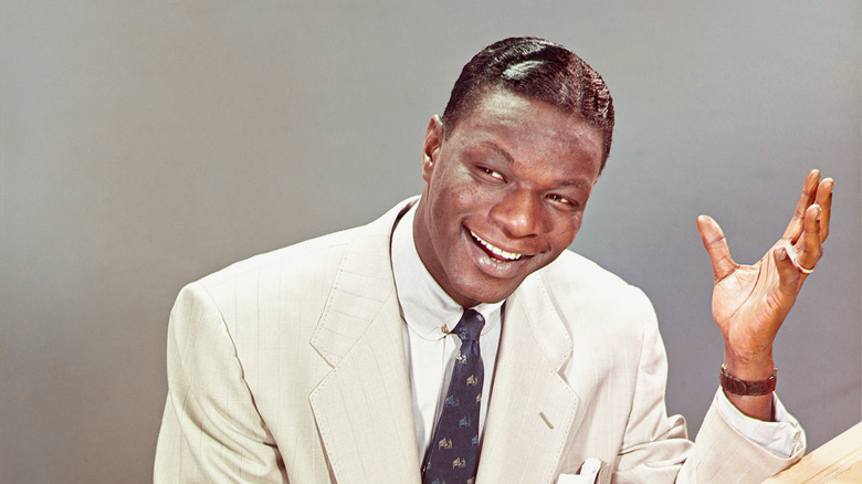 Nat King Cole assis au piano