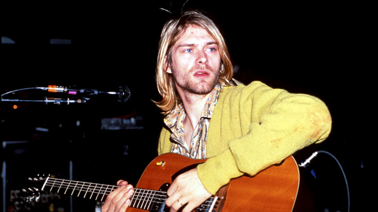 Kurt Cobain avec une guitare acoustique