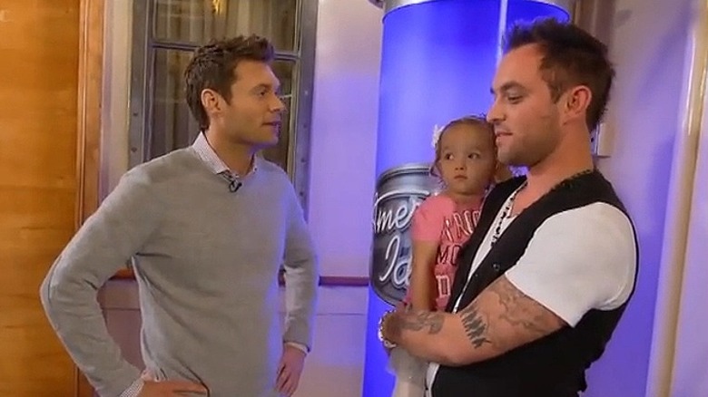 Matt Farmer s'entretient avec Ryan Seacrest tout en tenant sa fille