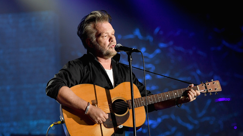 John Mellencamp jouant de la guitare