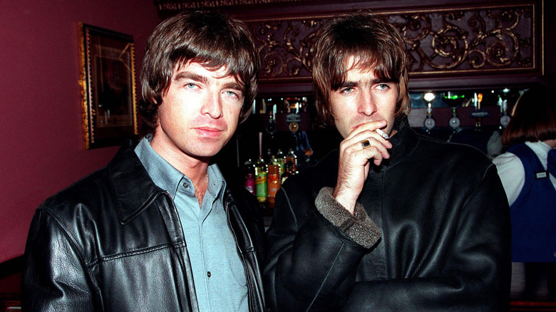 Noel et Liam Gallagher dans un pub