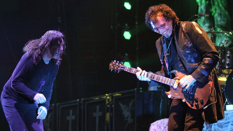 Ozzy et Tony souriant sur scène