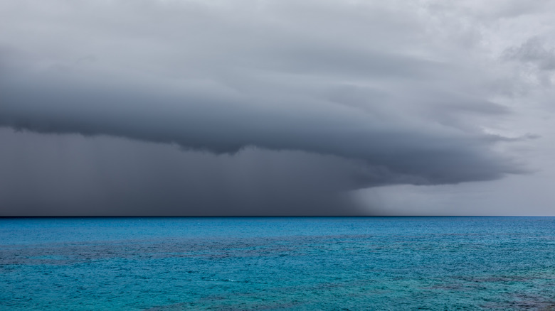 Un orage violent au-dessus de l'océan au large des côtes des Bermudes.