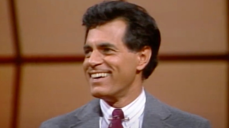 Peter Tomarken souriant en animant Press Your Luck