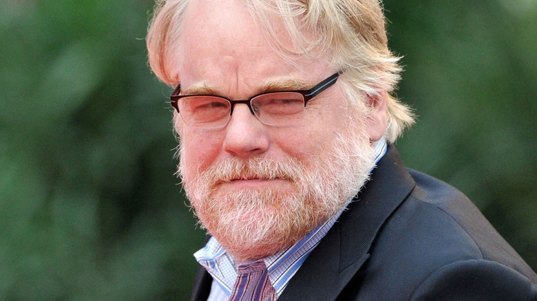 Philip Seymour Hoffman portant des lunettes