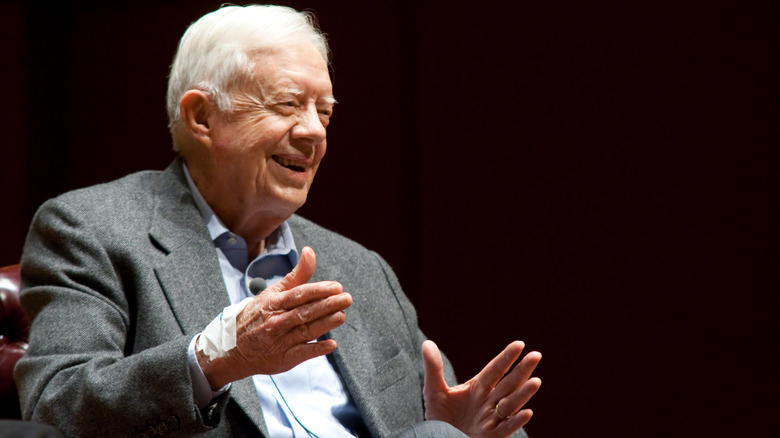 Jimmy Carter parlant en position assise